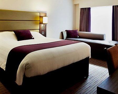 Premier Inn Premier Inn Heathrow Airport Terminal 4 スタンウェル エクステリア 写真
