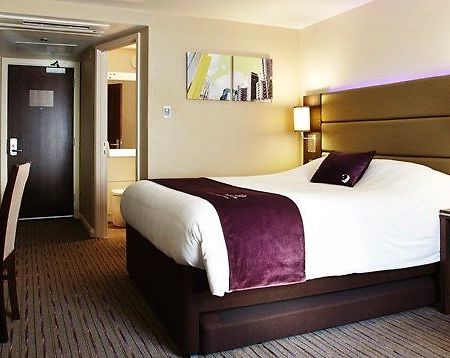 Premier Inn Premier Inn Heathrow Airport Terminal 4 スタンウェル エクステリア 写真