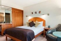 Premier Inn Premier Inn Heathrow Airport Terminal 4 スタンウェル エクステリア 写真